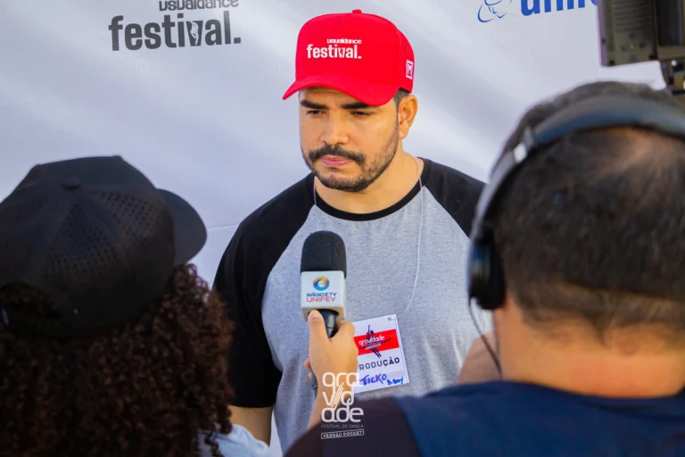 Ticko Bboy sendo entrevistado no Usualdance Festival, usando boné vermelho da marca