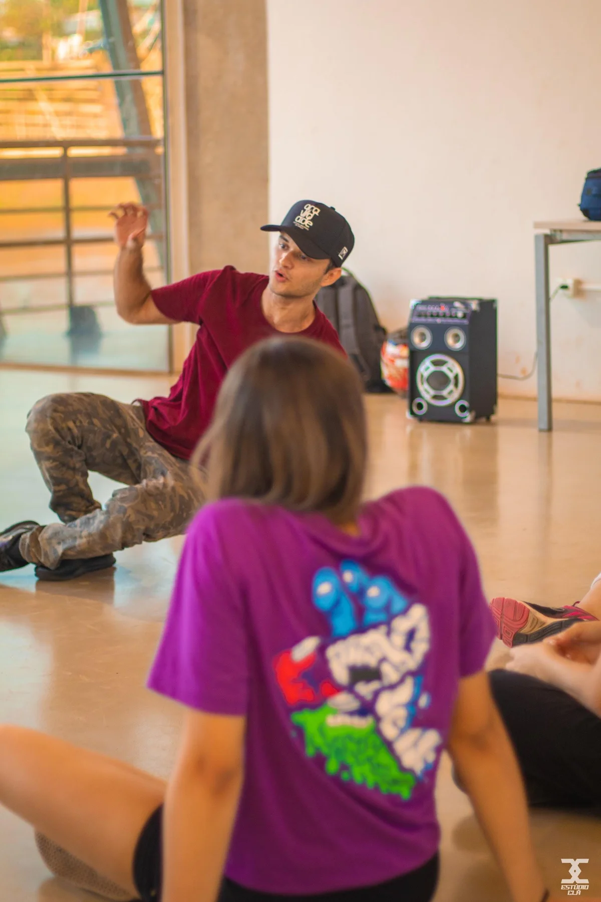 Bboy Wesley ensinando breaking durante uma aula