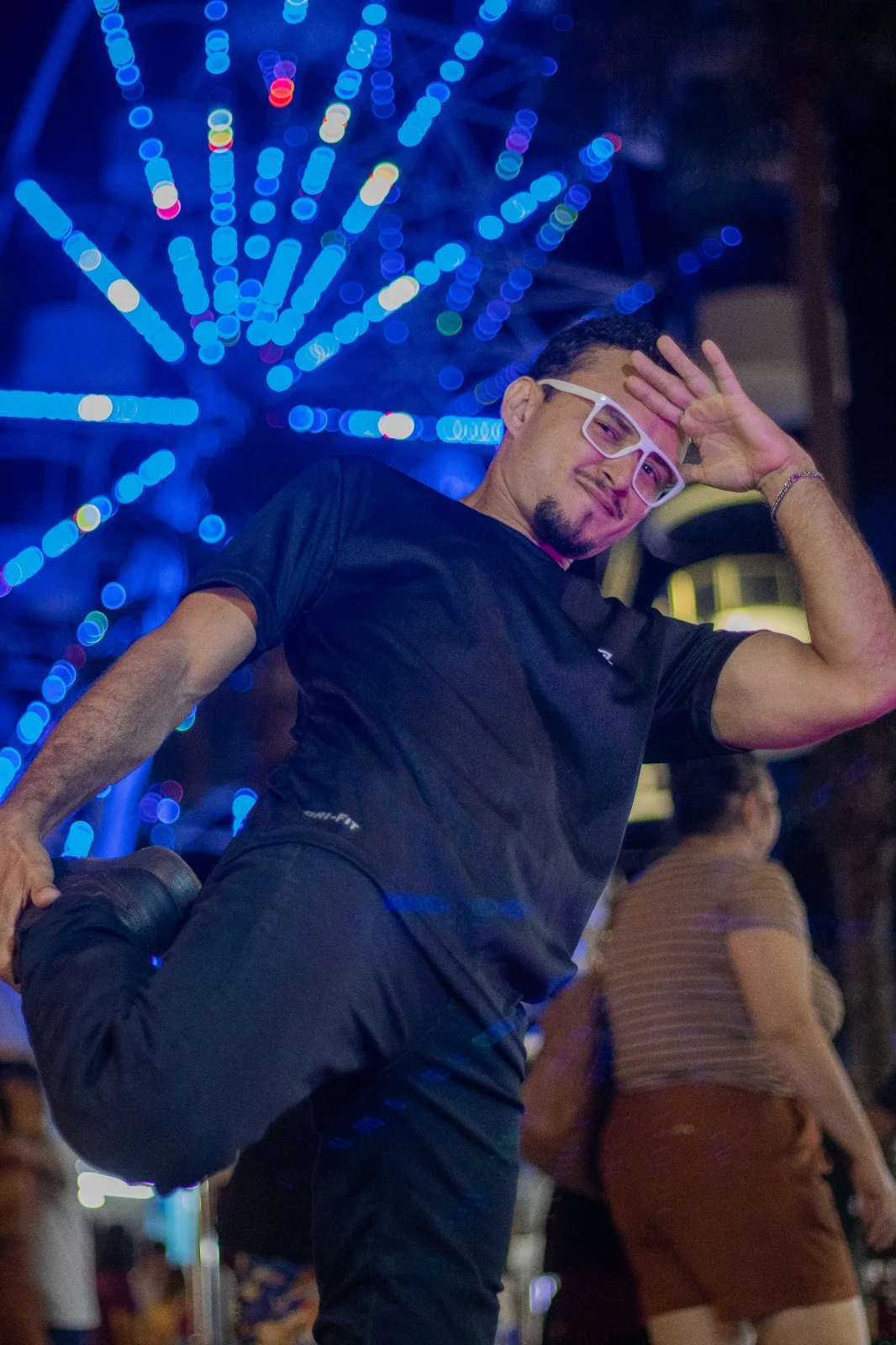 Bboy Wesley em pose de breaking durante evento da Usualdance à noite